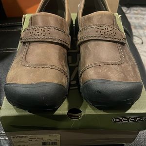 Keen women’s Kaci full grain slip on shoes size 10